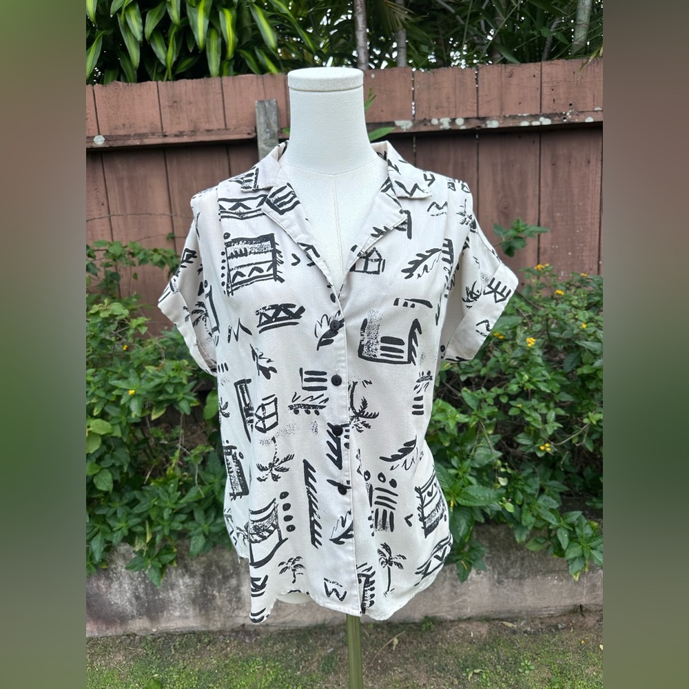 Vintage Women’s Aloha Shirt Black and White Size Medium
